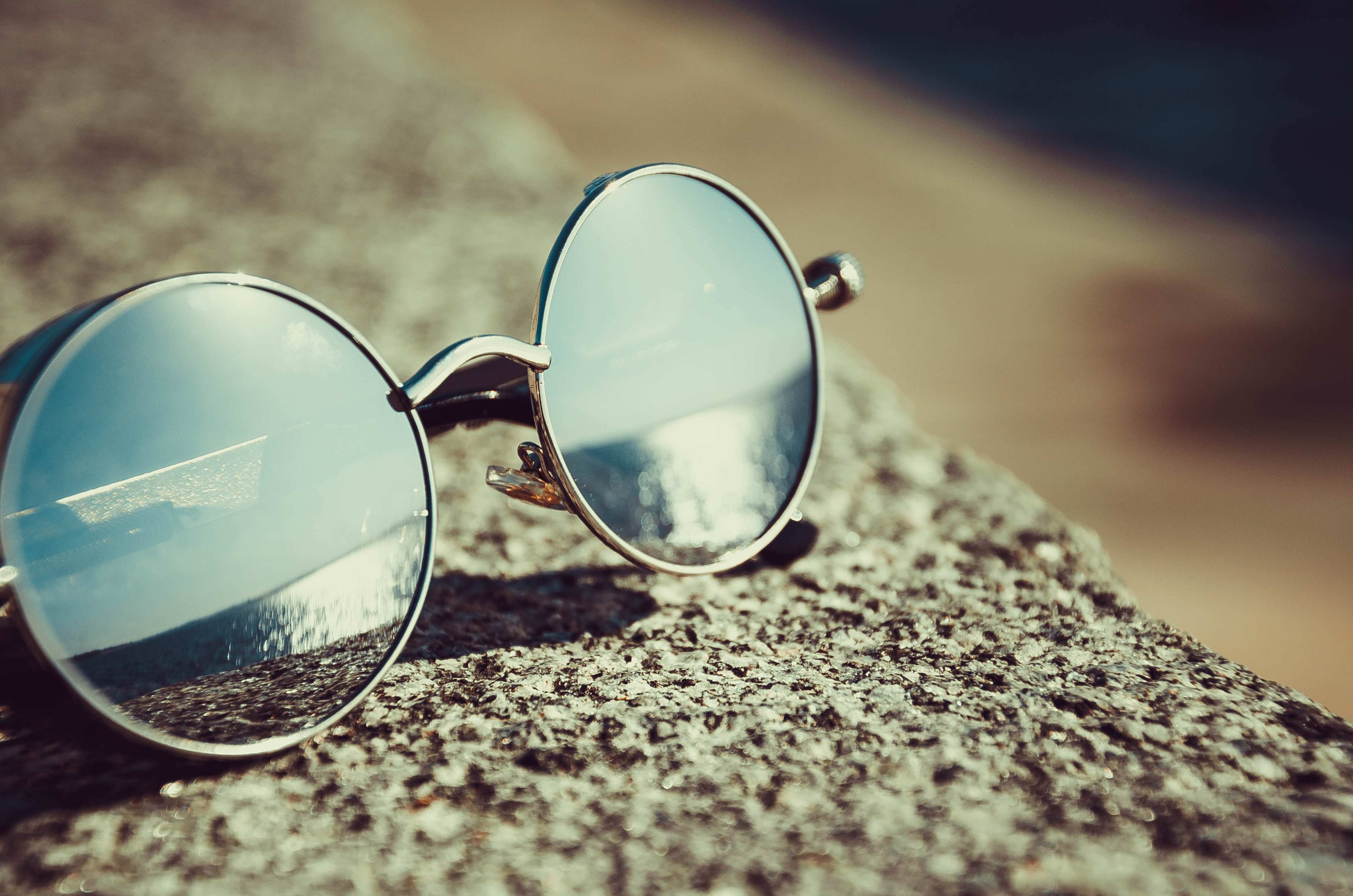 GUESS Gafas de sol de inspiración retro para mujer
